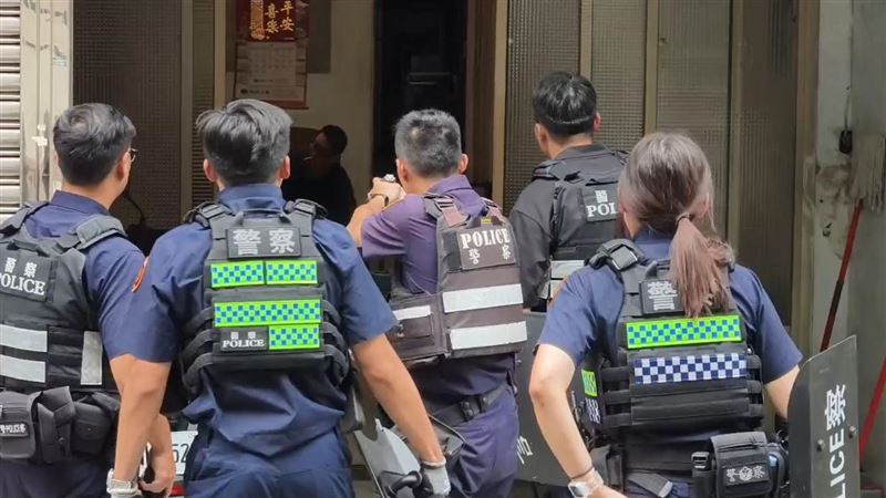 員警擊發2電擊槍讓邱男倒地後，再上前將其壓制。(圖／翻攝畫面)