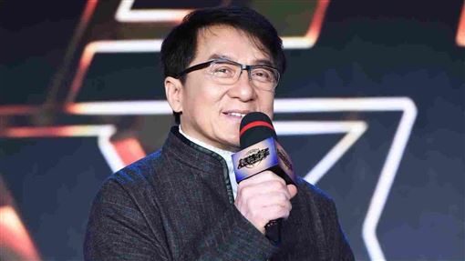 成龍自認是混蛋！與多名應召女發生關係