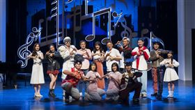 《腦內失控的 iTunes》彩排記者會左起高靚、小薰、林逸欣，三人合力完成「三人六手聯彈」。(圖／全民大劇團提供)