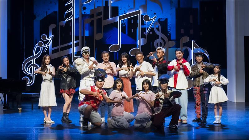 《腦內失控的 iTunes》由左至右小薰、Angie安吉、呂紹齊、王秉五副處長、林逸欣、謝念祖、林俊逸、林斌、高煜洋、高靚、鄭竣太、曾御筑、鄭如芳、施恩。(圖／全民大劇團提供)