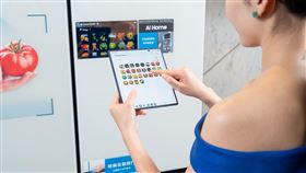 內建智慧攝影機，可進行AI智慧食材偵測，即時辨識放入或取出冰箱的食材。（圖／品牌業者提供）