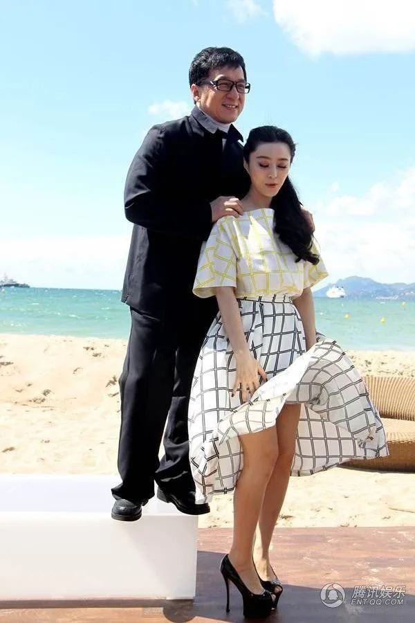 當時媒體形容范冰冰整個拍照過程都頗為滑稽，全程都在各種壓制裙擺「與怪風鬥爭」！（圖／翻攝自騰訊娛樂）