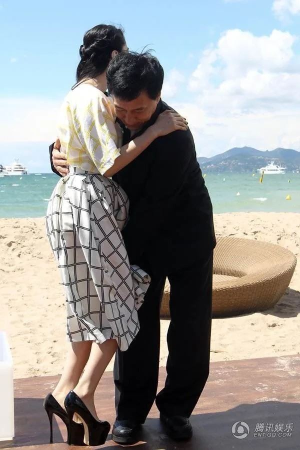 當時媒體形容范冰冰整個拍照過程都頗為滑稽，全程都在各種壓制裙擺「與怪風鬥爭」！（圖／翻攝自騰訊娛樂）