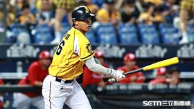 中職36年例行賽，中信兄弟三壘手黃韋盛打成一壘滾地球出局。（圖／記者劉彥池攝影）