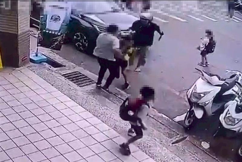 一名疑似老師的熱心女子上前從邱男手中救下女童。（圖／翻攝畫面）
