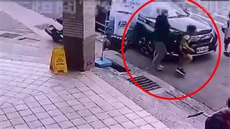 「綁刀男」揮刀畫面曝　學童尖叫竄逃