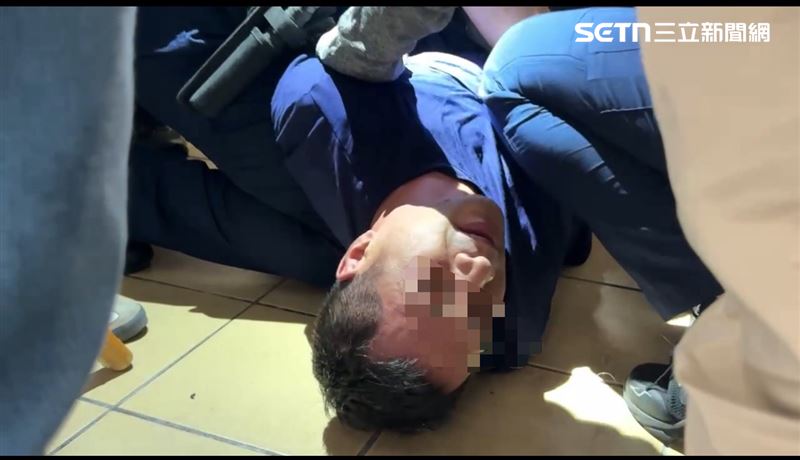 苗栗邱姓男子持尖刀在街頭隨機砍殺3位路人，最終被多名員警衝上前將其壓制帶回偵辦。（圖／翻攝畫面）