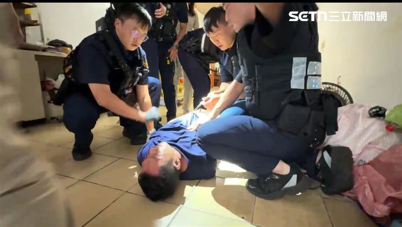 苗栗有毒品前科的男子剛出獄不到半年就犯下隨機砍人案，被警方制伏時因遭到電擊露出痛苦表情。（圖/翻攝畫面）