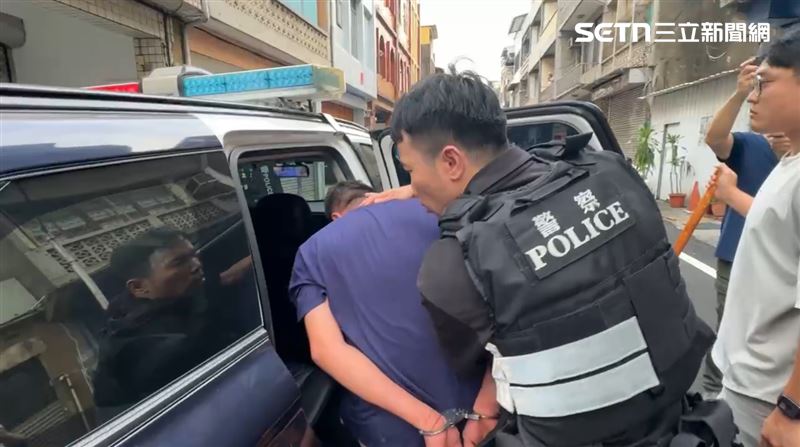 邱男上銬後押上警車送回派出所。（圖/翻攝畫面）