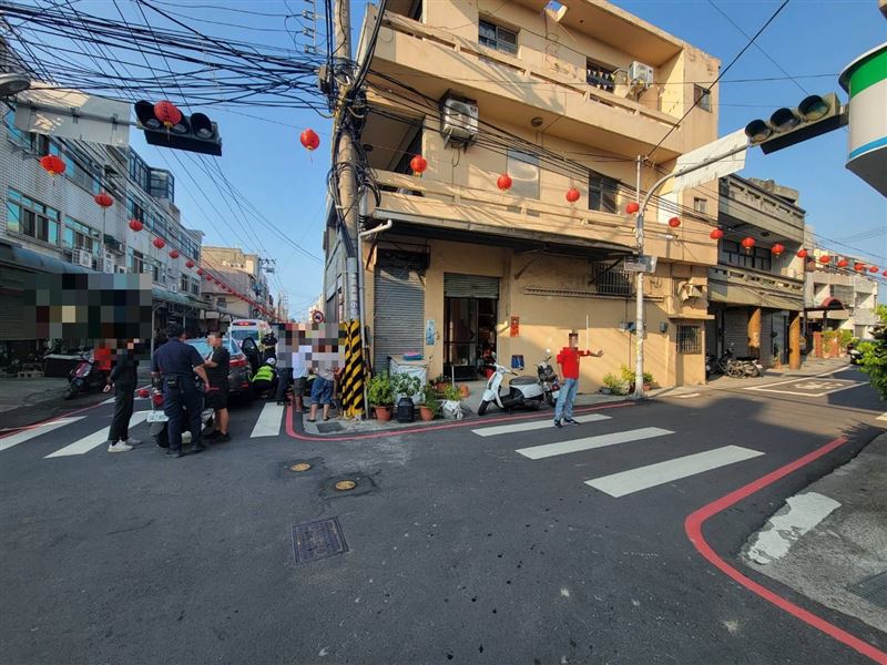 9旬陳男騎自行車突路倒，遭車輾過，眾人幫忙抬車將人拉出。（圖／翻攝畫面）