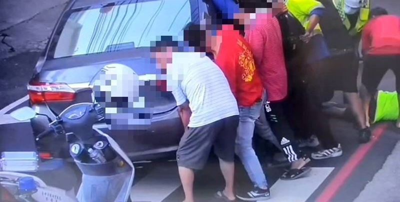 9旬陳男騎自行車突路倒，遭車輾過，眾人幫忙抬車將人拉出。（圖／翻攝畫面）（圖／翻攝畫面）