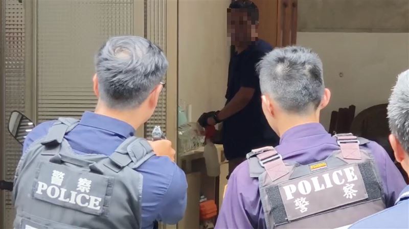 邱男犯案後躲回家中，與警方對峙。（圖/翻攝畫面）