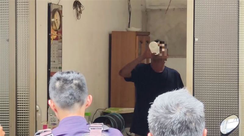 嫌犯邱男犯案後，逃回家中，警方獲報到場，一度跟他對峙，當下仍不肯就範，還邊喝水，若無其事抽菸，行徑相當囂張。（圖/翻攝畫面）