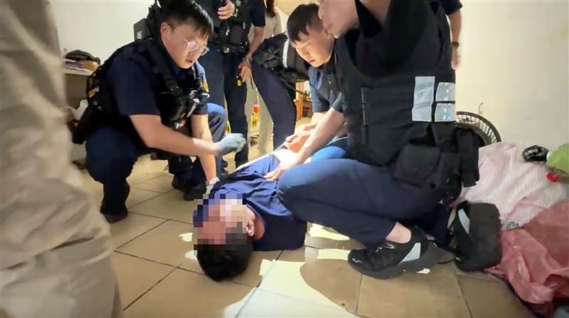 邱男被上銬後帶回派出所。（圖/翻攝畫面）