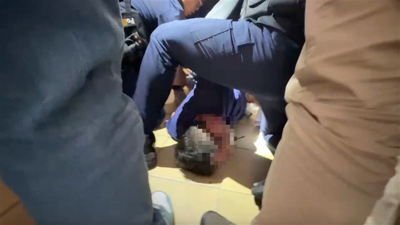 邱男犯案後，逃回家中，警方獲報到場，一度跟他對峙，最後仍遭大批警力壓制逮捕。（圖/翻攝畫面）