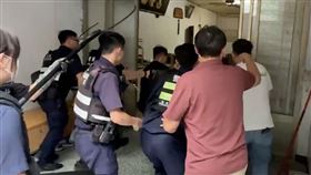 苗栗，隨機砍人，邱男，邱明治、攻堅畫面、警察、員警、壓制（圖/翻攝畫面）