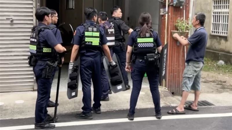 警方獲報立即前往其住家圍捕。（圖／翻攝畫面）