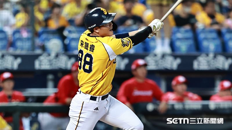 中信兄弟右外野手宋晟睿敲出安打送回江坤宇先馳得點。（圖／記者劉彥池攝影）