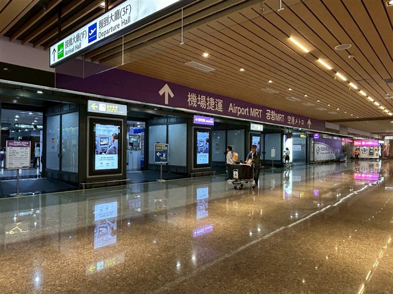 根據統計，目前機場捷運搭乘比例已達32.9%，約有三分之一旅客選擇此環保便捷的交通方式往返機場。（圖／桃園機場提供）