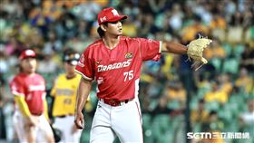 中職36年例行賽，味全龍中繼投手黃暐傑。（圖／記者劉彥池攝影）