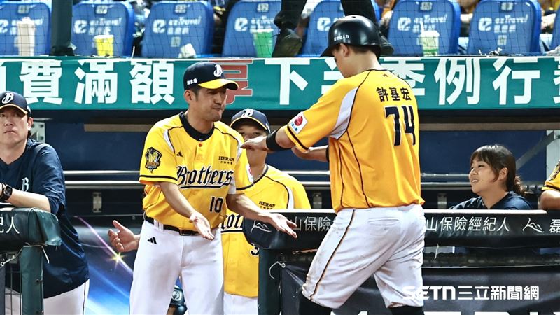 中信兄弟一壘手許基宏回本壘攻下第3分，和總教練平野惠一擊掌。（圖／記者劉彥池攝影）