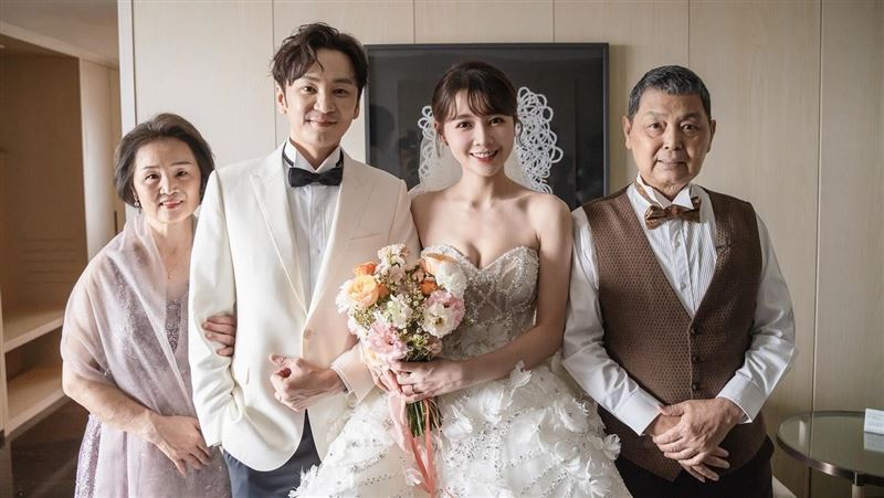 書偉父親告別式圓滿　Energy全員到齊送別