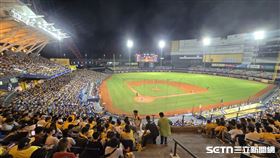 中職36年例行賽，中信兄弟迎戰味全龍拚下半季冠軍，洲際棒球場湧進15383位球迷。（圖／記者劉彥池攝影）