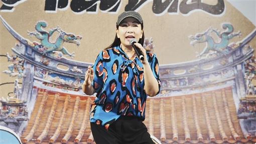 金曲歌后現身新莊廟街！唱這首全場大合唱