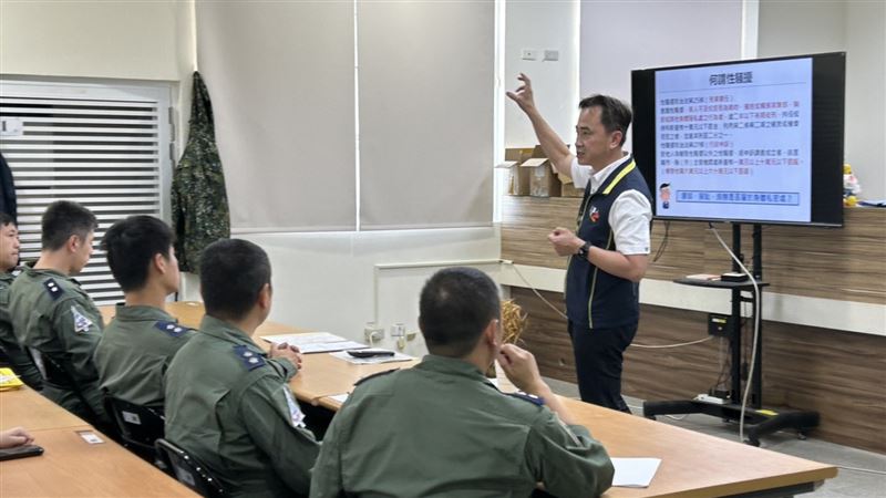 新北警婦幼隊長劉家次親自上場宣導。（圖／翻攝畫面）