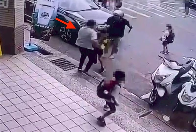 黃姓女老師一把拉回女童。（圖／翻攝畫面）