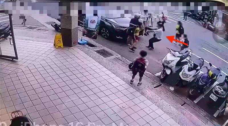 安親班黃姓女老師上前救人。（圖／翻攝畫面）