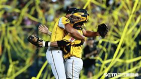 中職36年例行賽，中信兄弟後援投手王凱程守住勝利，幫助球隊勇奪下半季冠軍。（圖／記者劉彥池攝影）