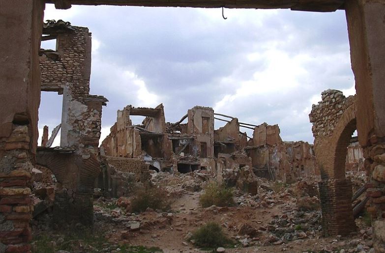 西班牙貝爾契特（Belchite）在內戰中飽受摧殘，直到今天仍保留當時遺留的廢墟。（圖／翻攝自維基百科）