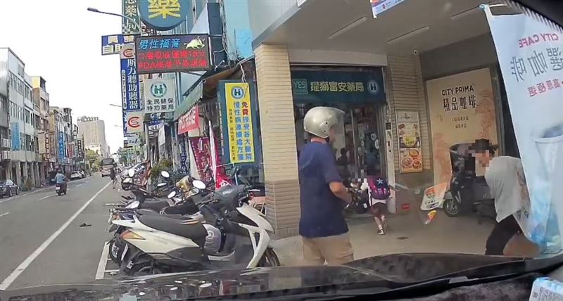當時還有一名女子上前想要救下女童，沒想到男子一刀刺向女童，所幸女子立刻將女童拉走，才沒有繼續被刺。（圖／翻攝Threads)