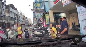 新／揪脖子就刺！苗栗隨機砍人第一視角曝（圖／翻攝Threads)
