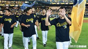 中職36年例行賽，中信兄弟勇奪下半季冠軍，總教練平野惠一帶領全隊繞場和球迷致意。（圖／記者劉彥池攝影）