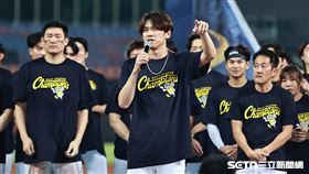 中職36年例行賽，中信兄弟勇奪下半季冠軍，隊長王威晨和球迷喊話。（圖／記者劉彥池攝影）
