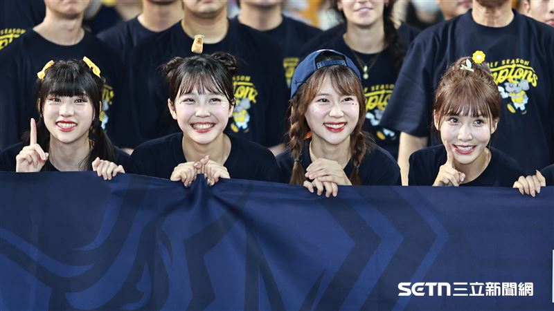 PS女孩韓籍成員JJUBI（右2）第1次體驗拋彩帶。（圖／記者劉彥池攝影）