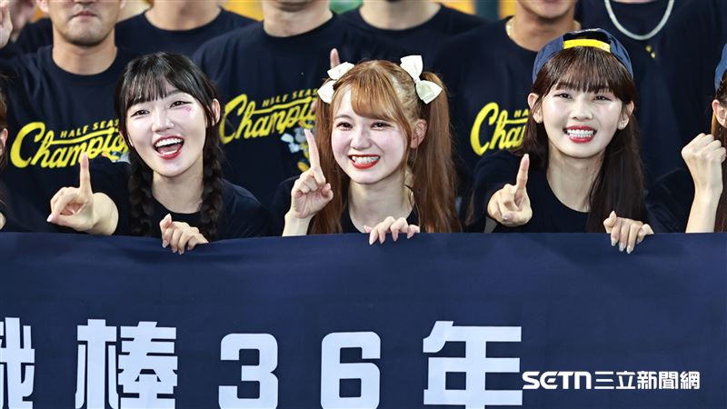 PS女孩日籍成員桃子（中）第1次體驗拋彩帶。（圖／記者劉彥池攝影）