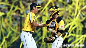 中職36年例行賽，中信兄弟後援投手王凱程守住勝利和捕手陳統恩擊掌。（圖／記者劉彥池攝影）