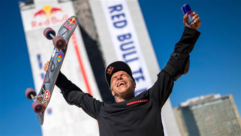 50歲滑板傳奇狄亞茲（Sandro Dias）成功挑戰Red Bull Building Drop。（圖／Red Bull提供）