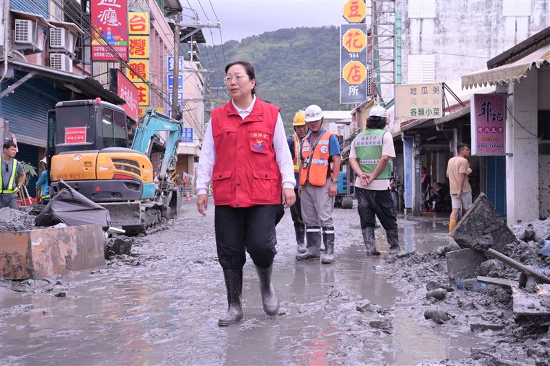 徐榛蔚勘災。（圖／翻攝自臉書）