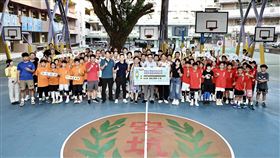 新北安坑國小師生及籃球隊與送暖企業合影。（圖／安坑國小）