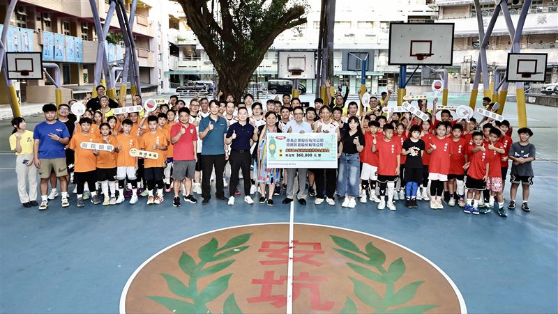 新北安坑國小師生及籃球隊與送暖企業合影。（圖／安坑國小）
