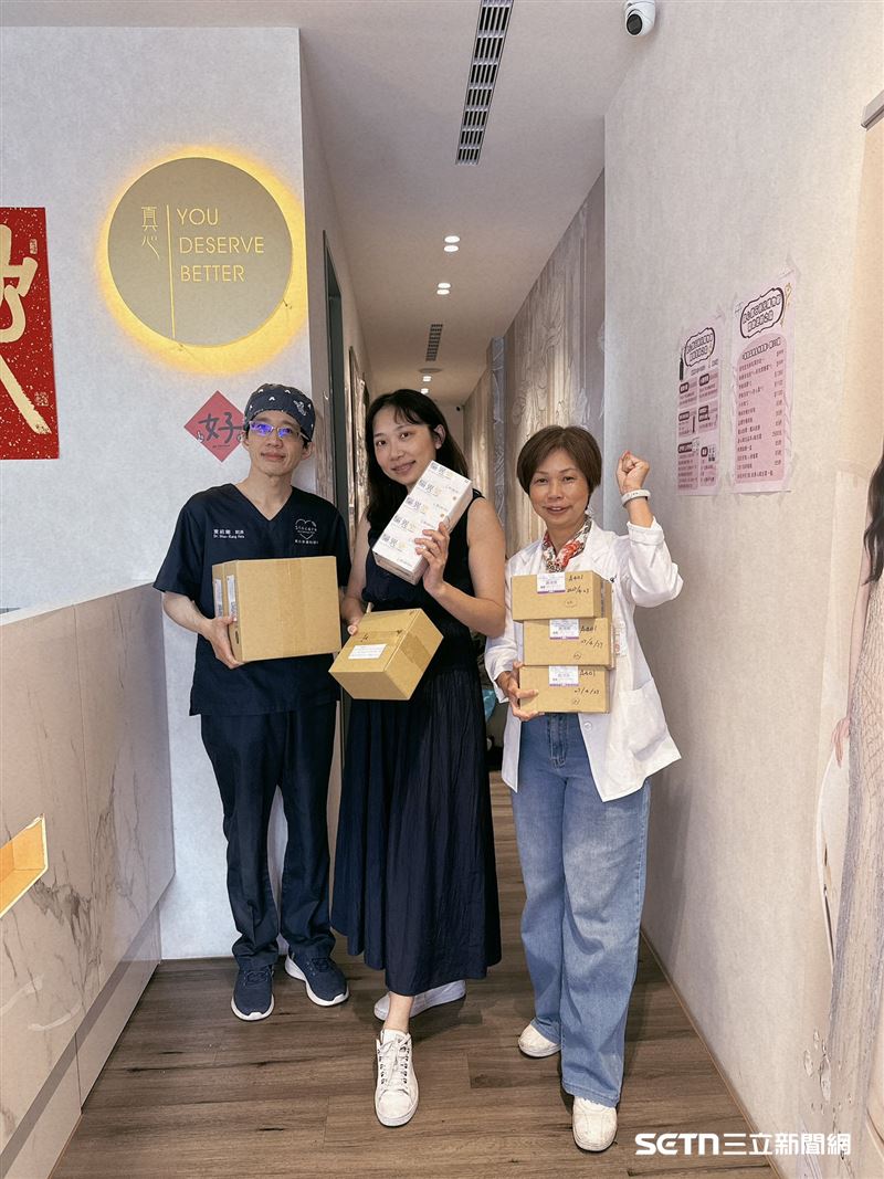 （圖中）知名皮膚科醫師周宛儀，得知花蓮災區小黑蚊肆虐，當地急需要皮膚藥膏等，她馬上和診所藥師和同仁盤點庫存，並清楚標示蚊蟲叮咬與傷口照護藥膏的使用方法，最後整理成箱，透過教會管道送達當地。（圖／真心皮膚科診所周宛儀院長授權提供）