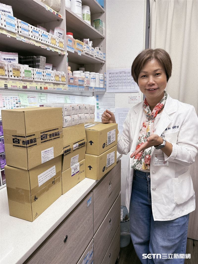 藥師賴黛琪協助盤點藥物，並且將使用方法清楚標示，讓當地民眾可以知道，若被蚊蟲叮咬或皮膚出現狀況時能選擇什麼藥膏擦，確實減輕不適感。（圖／真心皮膚科診所周宛儀院長授權提供）