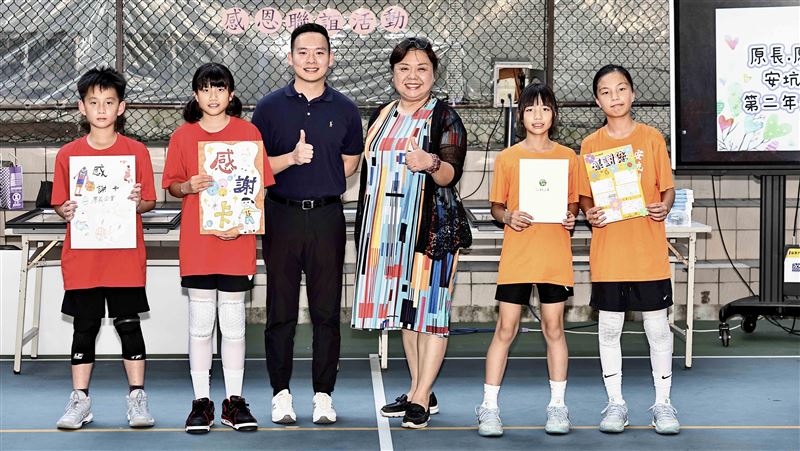 新北安坑國小籃球隊代表獻上手寫卡片表達感謝。（圖／安坑國小）