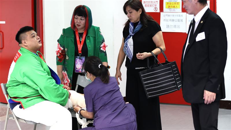 +120公斤級洪子惟（左）賽前訓練左大腿嚴重受傷，仍抱傷全力以赴。（圖／克拉術協會提供）