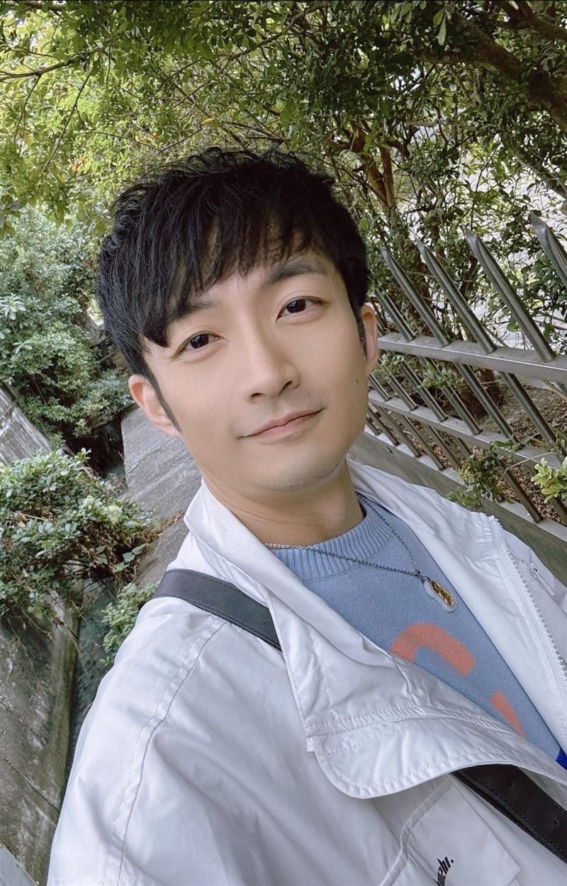 葉諾帆大學騎機車摔倒，遭後方貨櫃車輾過「命根子斷了」，一度灰心脫口問媽媽：「要不要放我走」。（圖／翻攝自葉諾帆臉書）