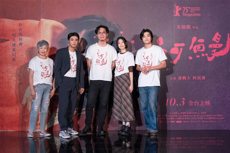 《河鰻》導演朱駿騰（中）率演員陳季霞（左起）、潘親御、柯泯薰、潘綱大出席首映會。（圖／底噪影像提供）